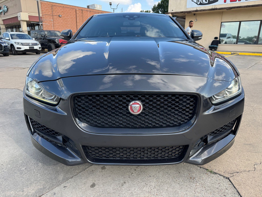 2017 Jaguar XE Image 4