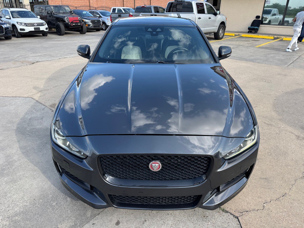 2017 Jaguar XE Image 5