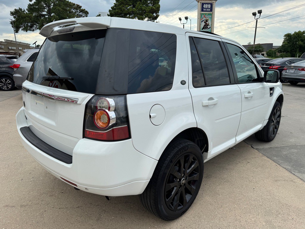 2015 Land Rover LR2 Image 11