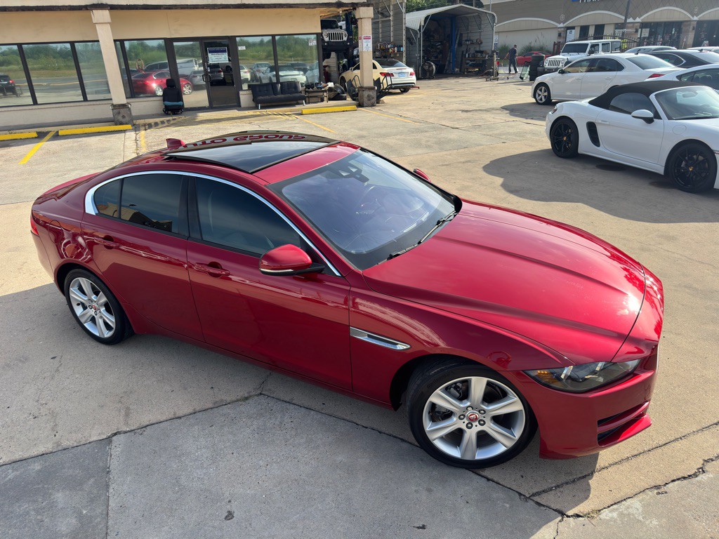 2017 Jaguar XE Image 3