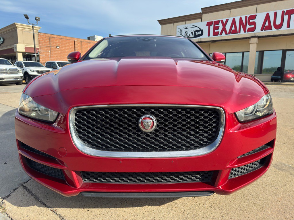 2017 Jaguar XE Image 4