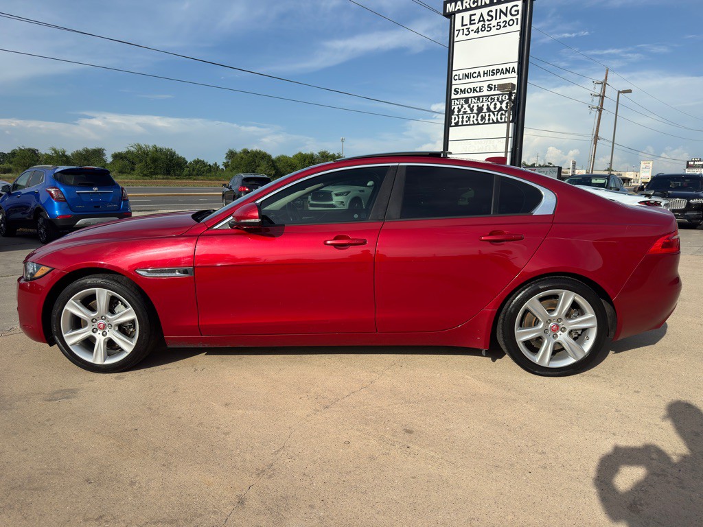 2017 Jaguar XE Image 8