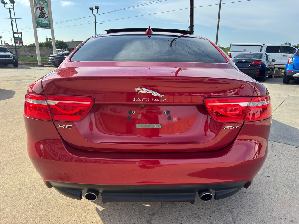 2017 Jaguar XE Image 10