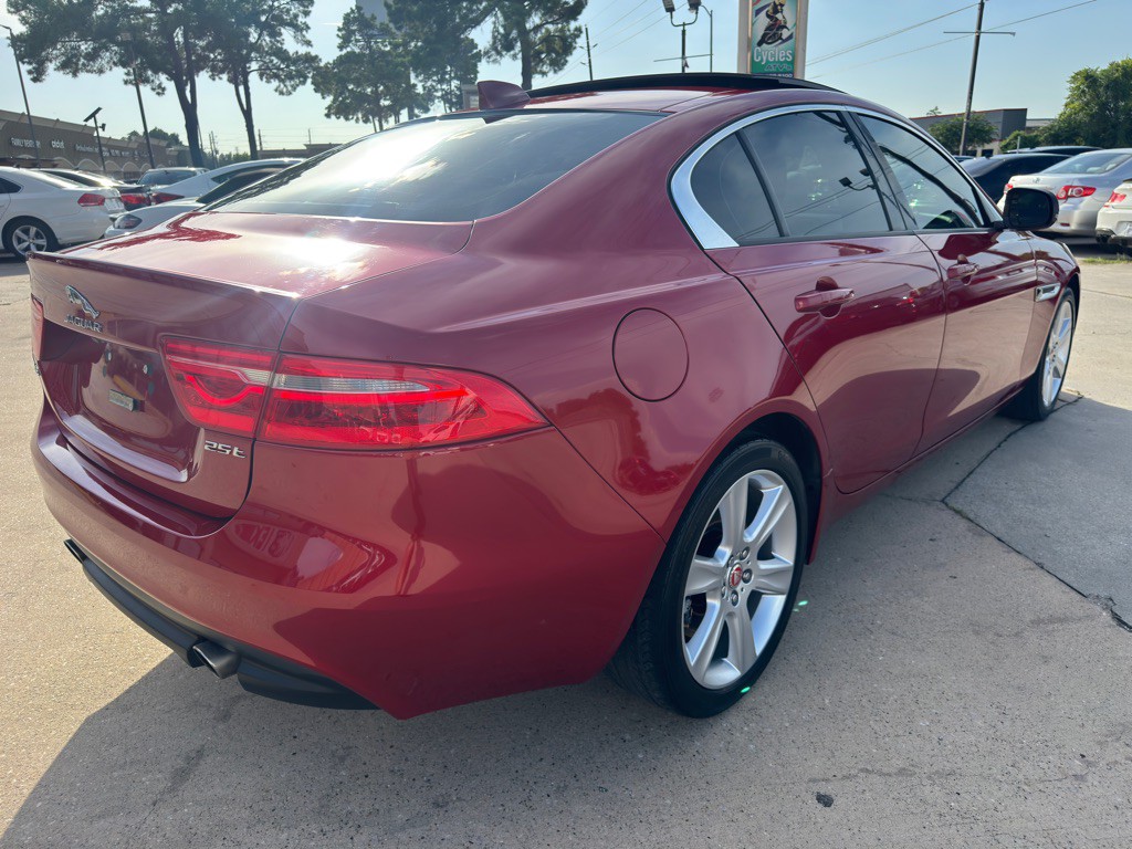 2017 Jaguar XE Image 11