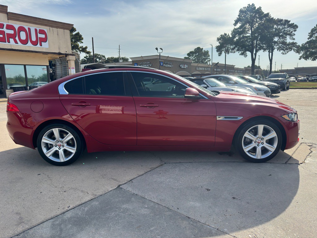 2017 Jaguar XE Image 12