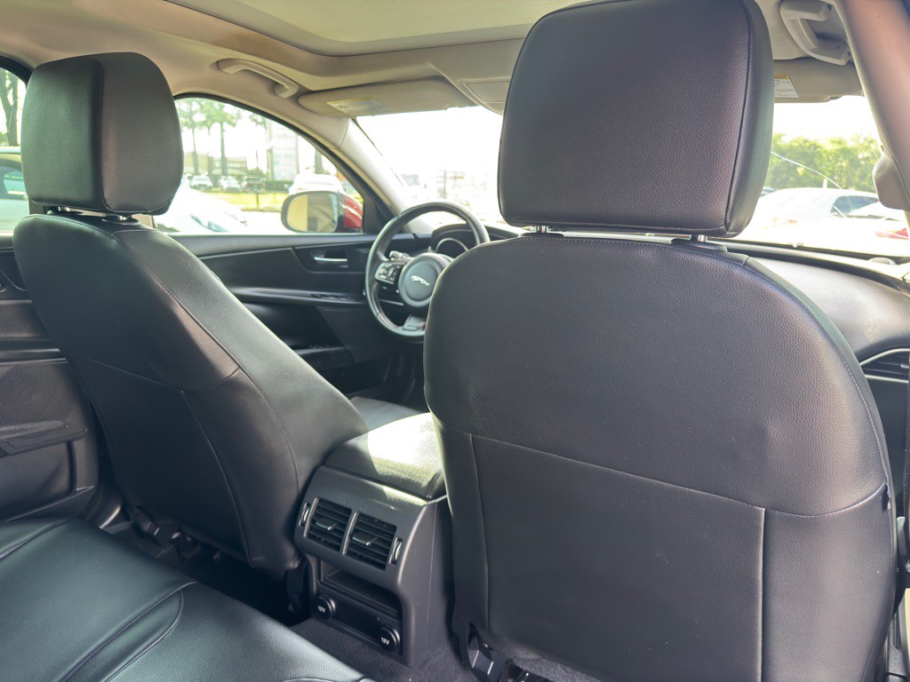 2017 Jaguar XE Image 18