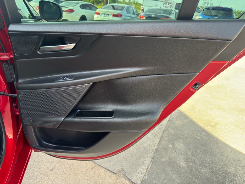 2017 Jaguar XE Image 19