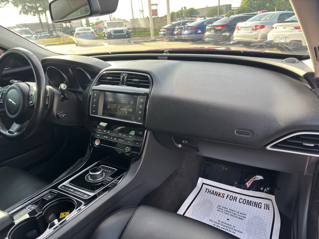 2017 Jaguar XE Image 21