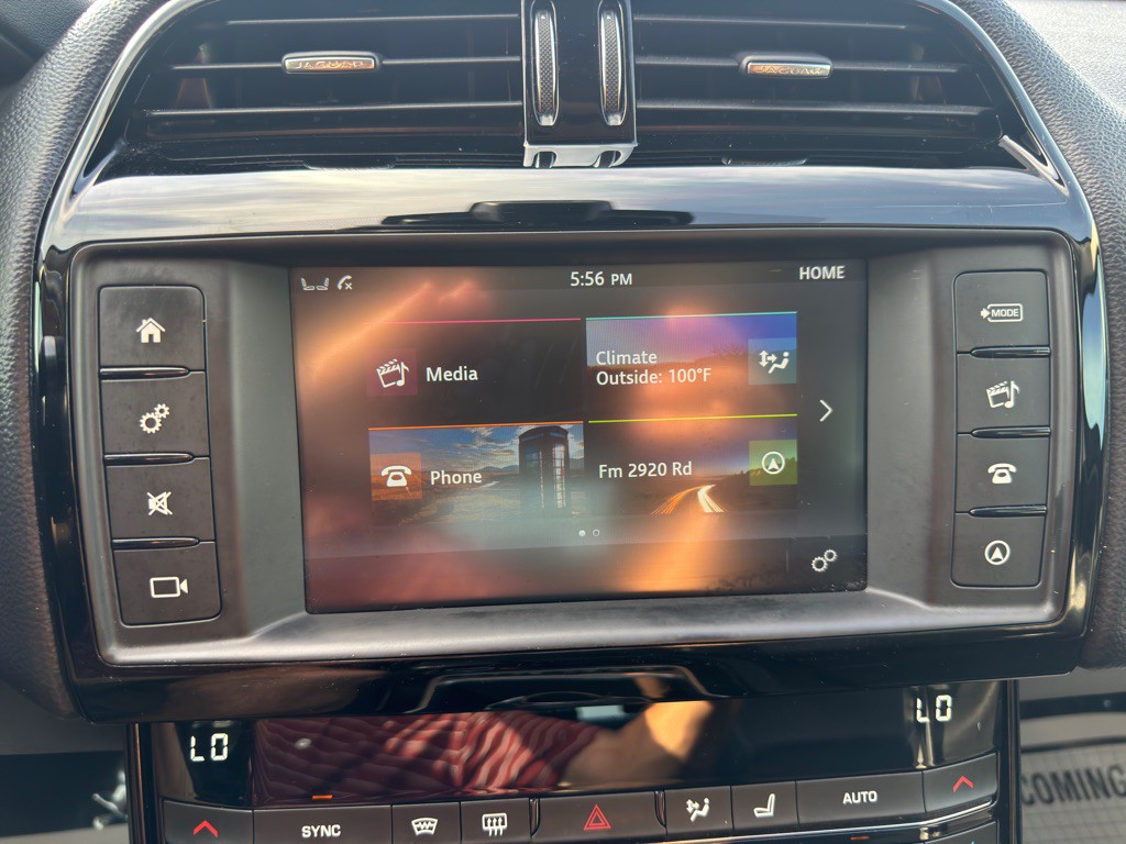 2017 Jaguar XE Image 28