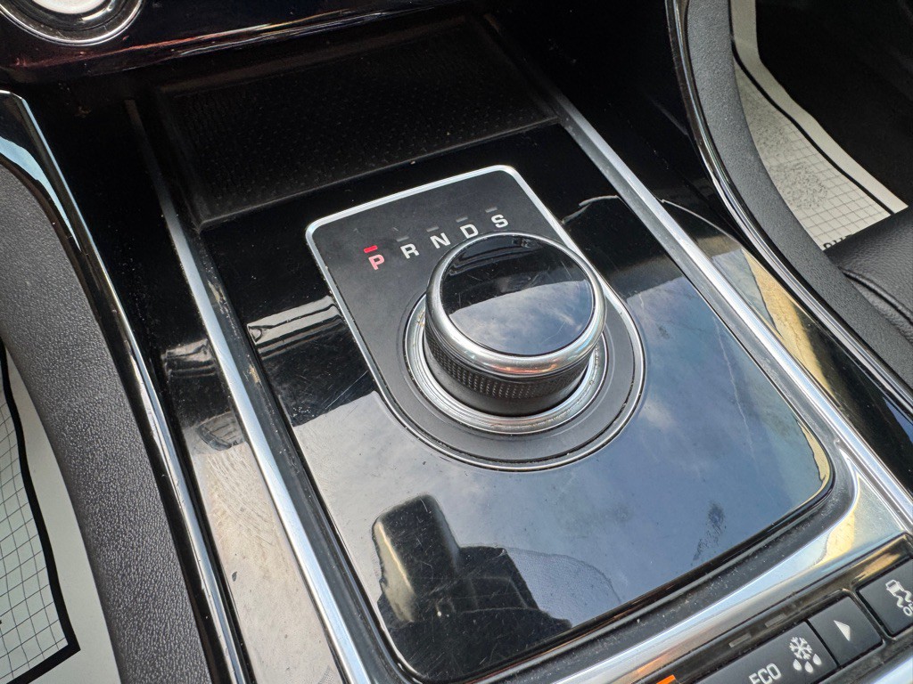 2017 Jaguar XE Image 31