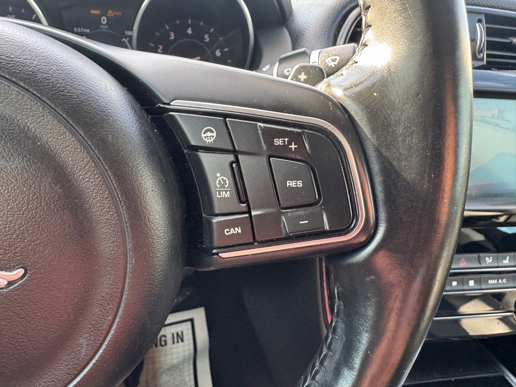 2017 Jaguar XE Image 33