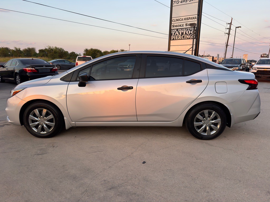 2021 Nissan Versa Image 7