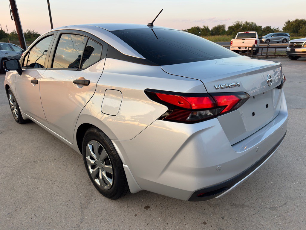 2021 Nissan Versa Image 8
