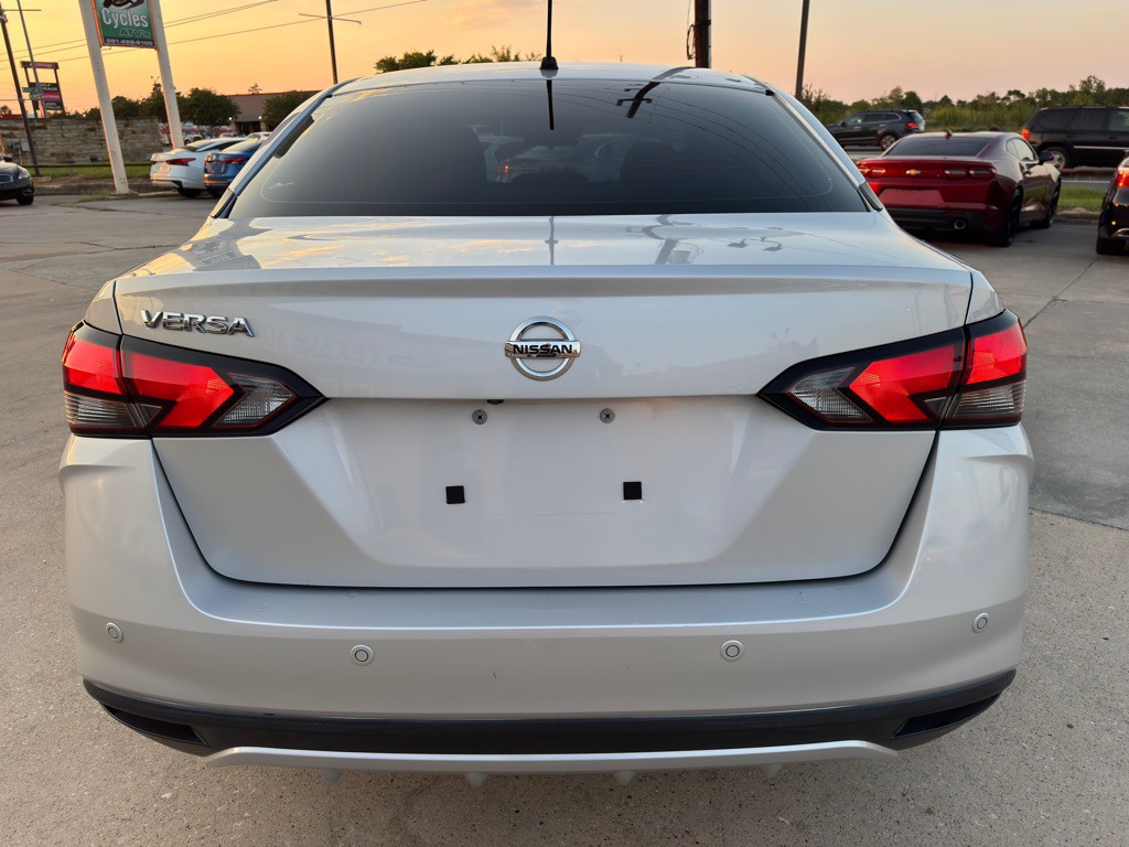 2021 Nissan Versa Image 9