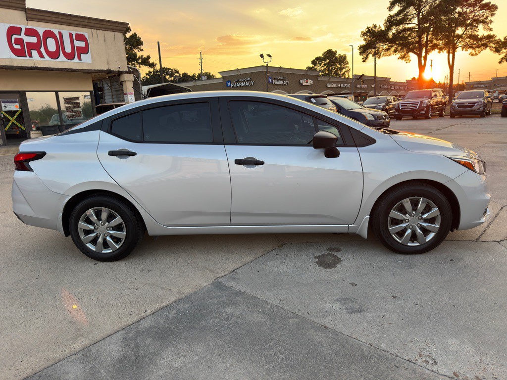 2021 Nissan Versa Image 11