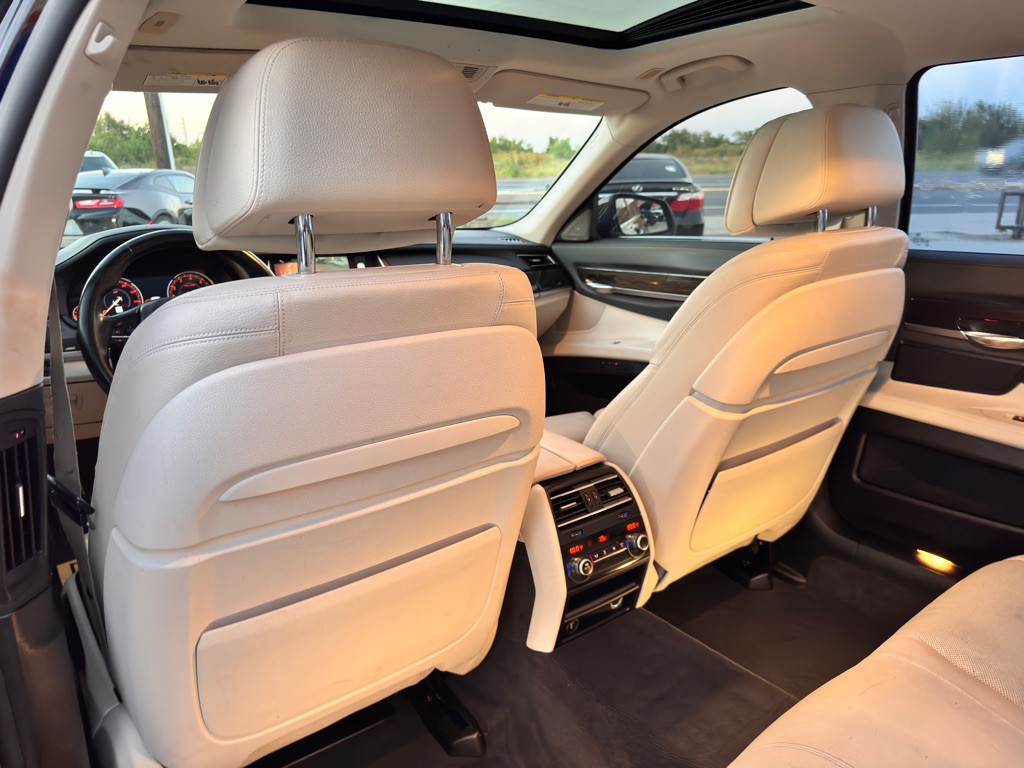 2015 BMW 7 Series Image 14