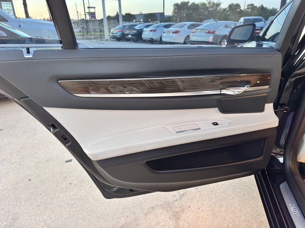 2015 BMW 7 Series Image 15