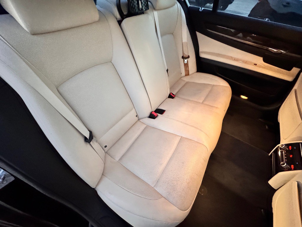 2015 BMW 7 Series Image 16