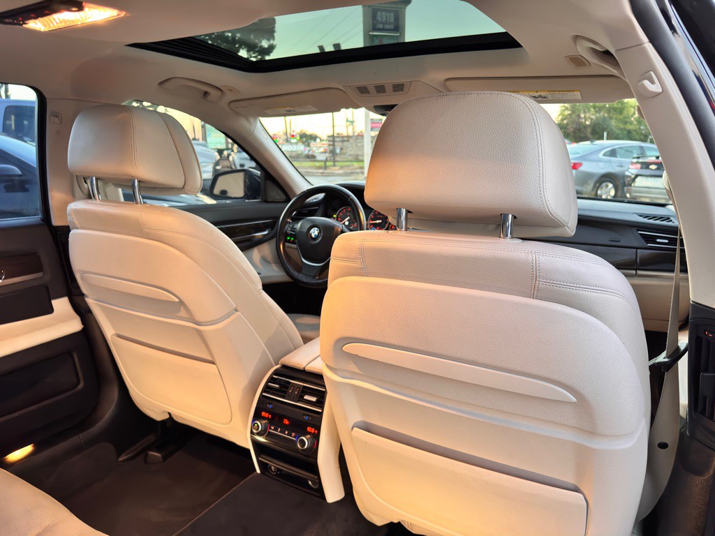 2015 BMW 7 Series Image 17