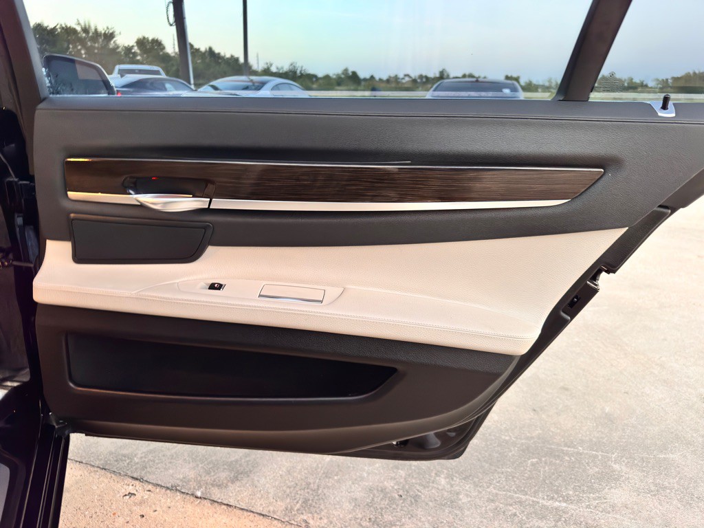 2015 BMW 7 Series Image 18
