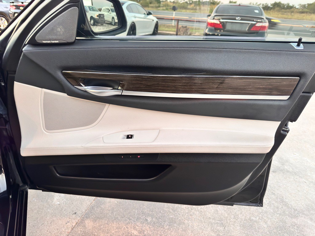 2015 BMW 7 Series Image 20