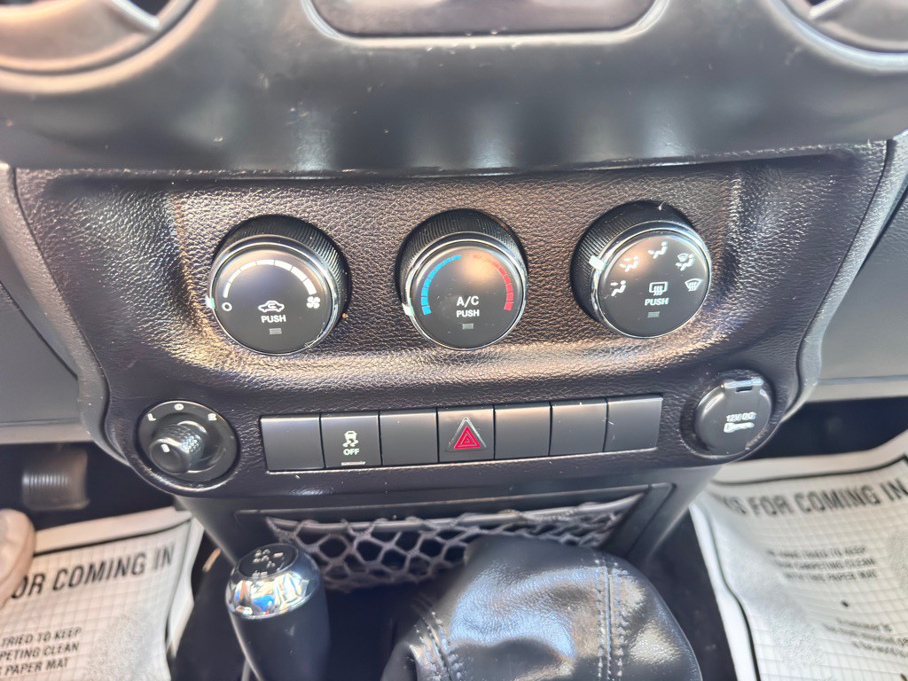 2016 Jeep Wrangler Image 25