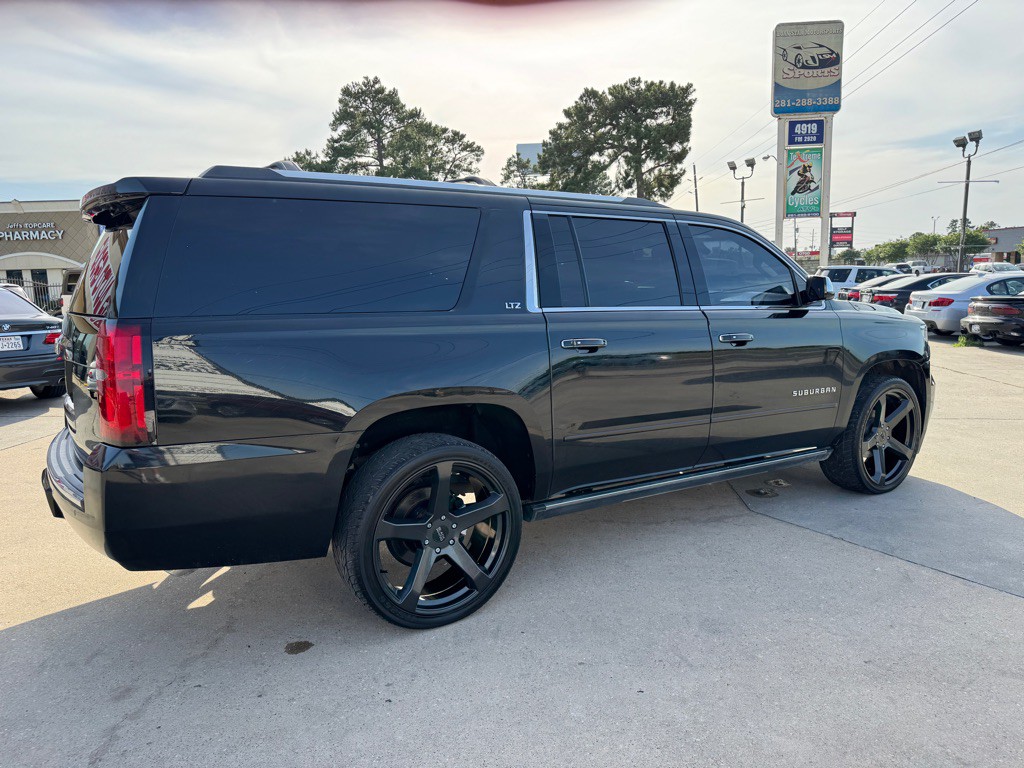 2015 Chevrolet Suburban Image 12