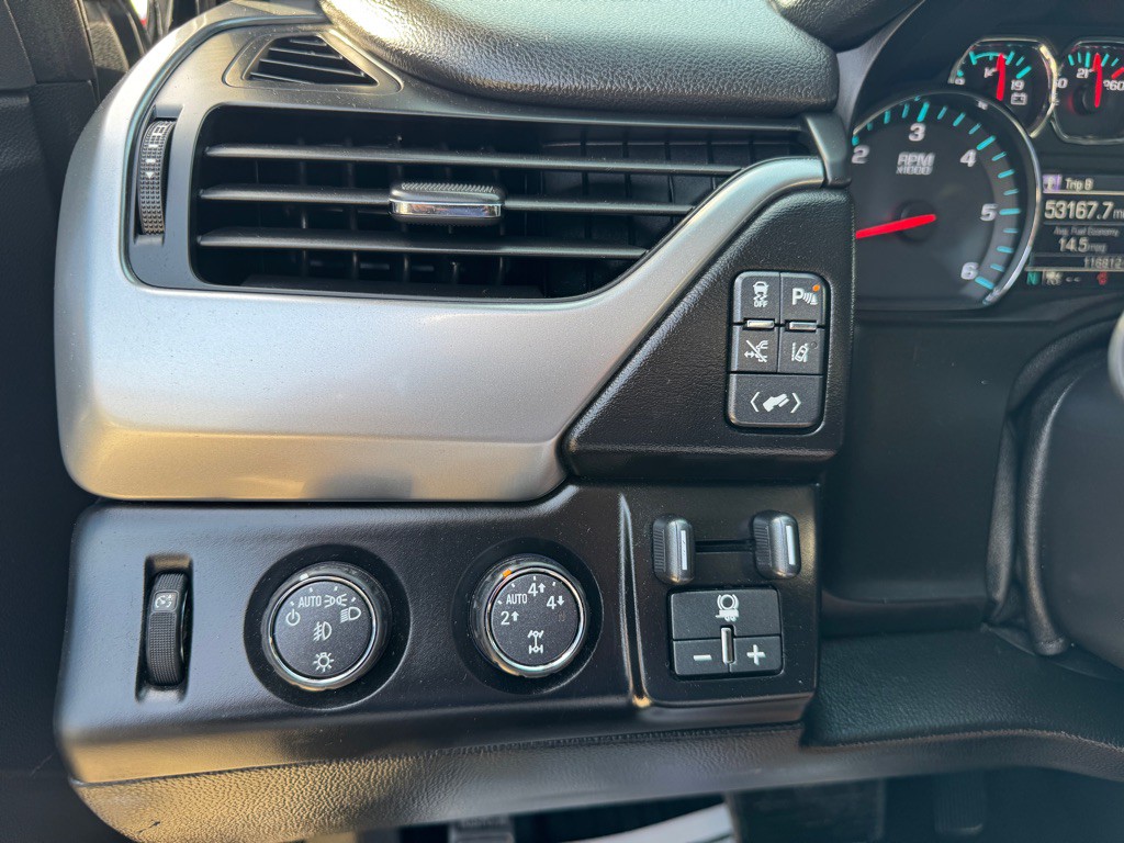 2015 Chevrolet Suburban Image 32