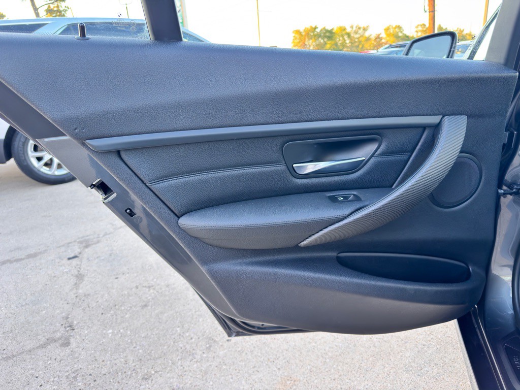 2015 BMW 3 Series Image 17