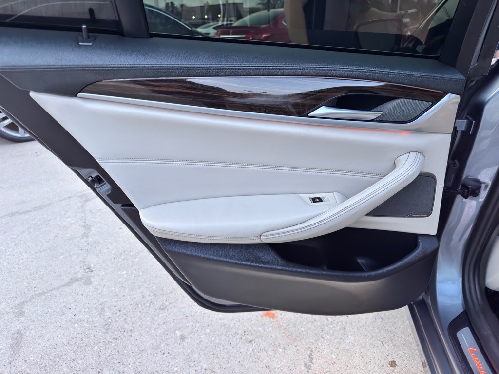 2017 BMW 5 Series Image 17