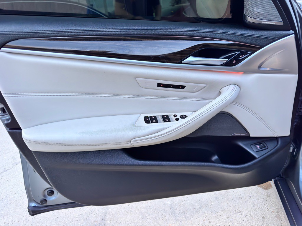 2017 BMW 5 Series Image 26