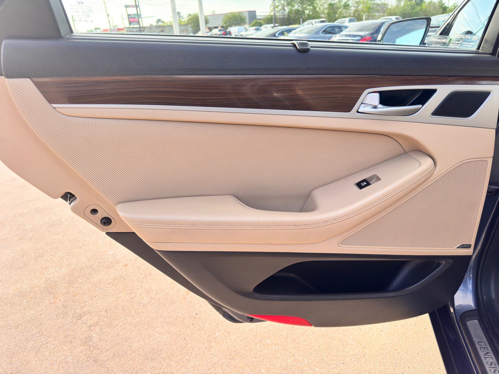 2015 Hyundai Genesis Image 16
