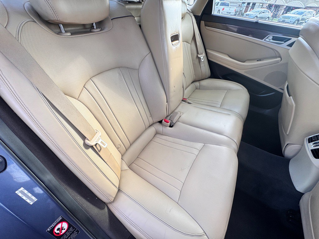 2015 Hyundai Genesis Image 17