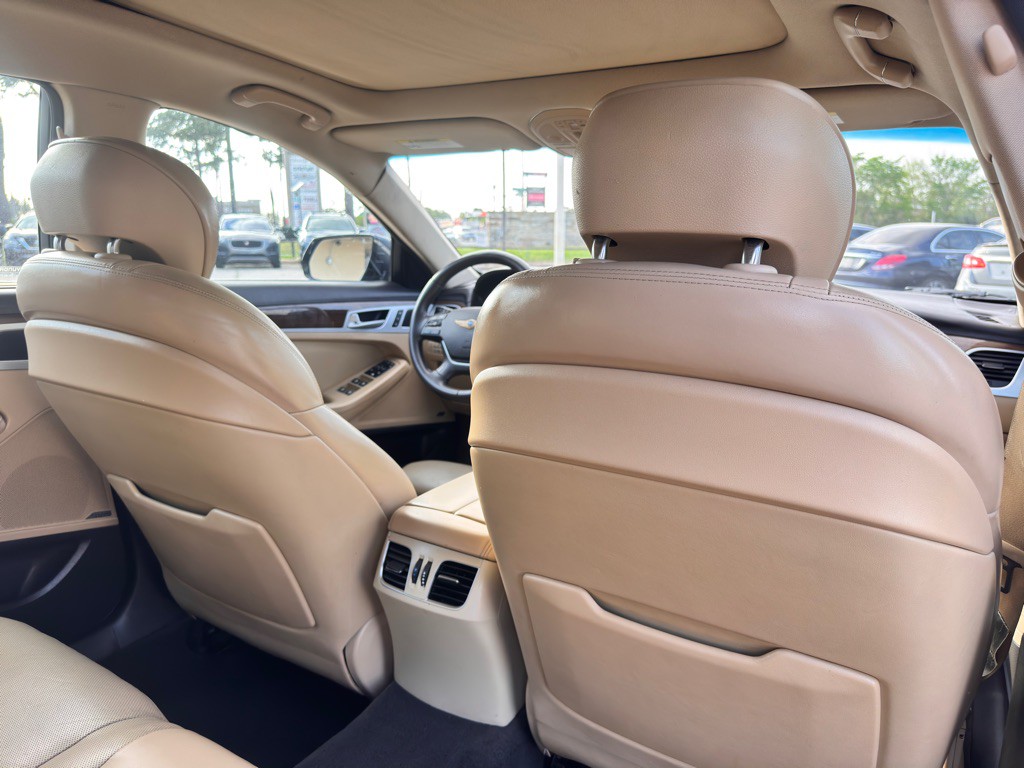 2015 Hyundai Genesis Image 18