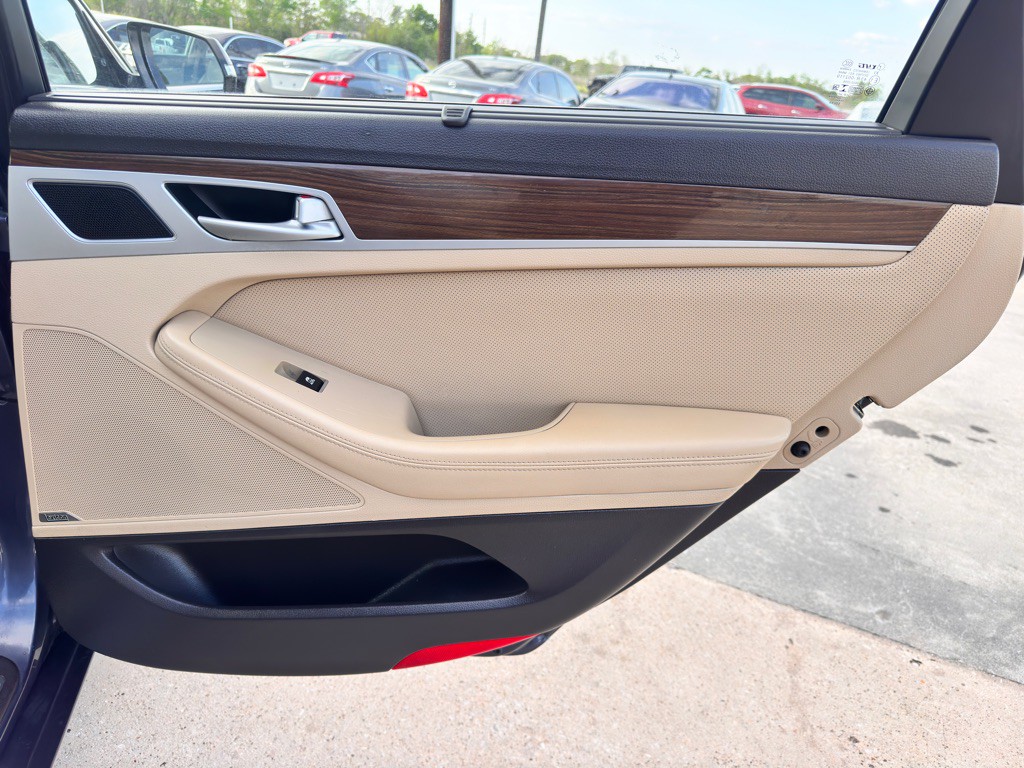 2015 Hyundai Genesis Image 19