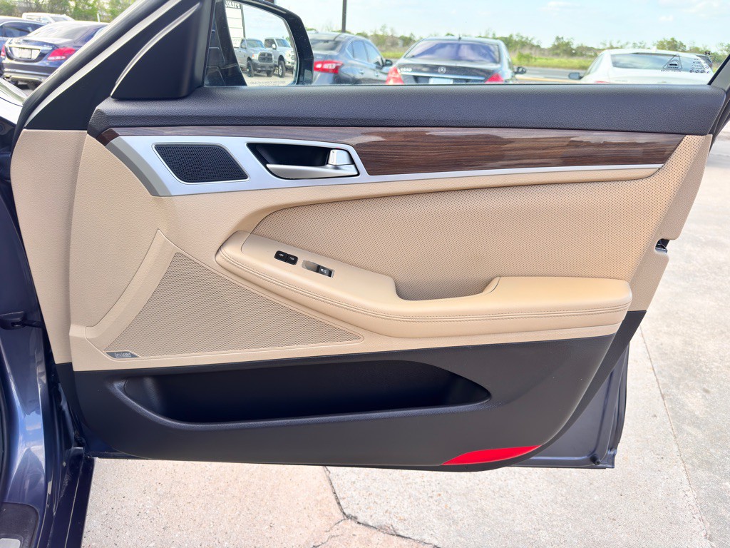 2015 Hyundai Genesis Image 22