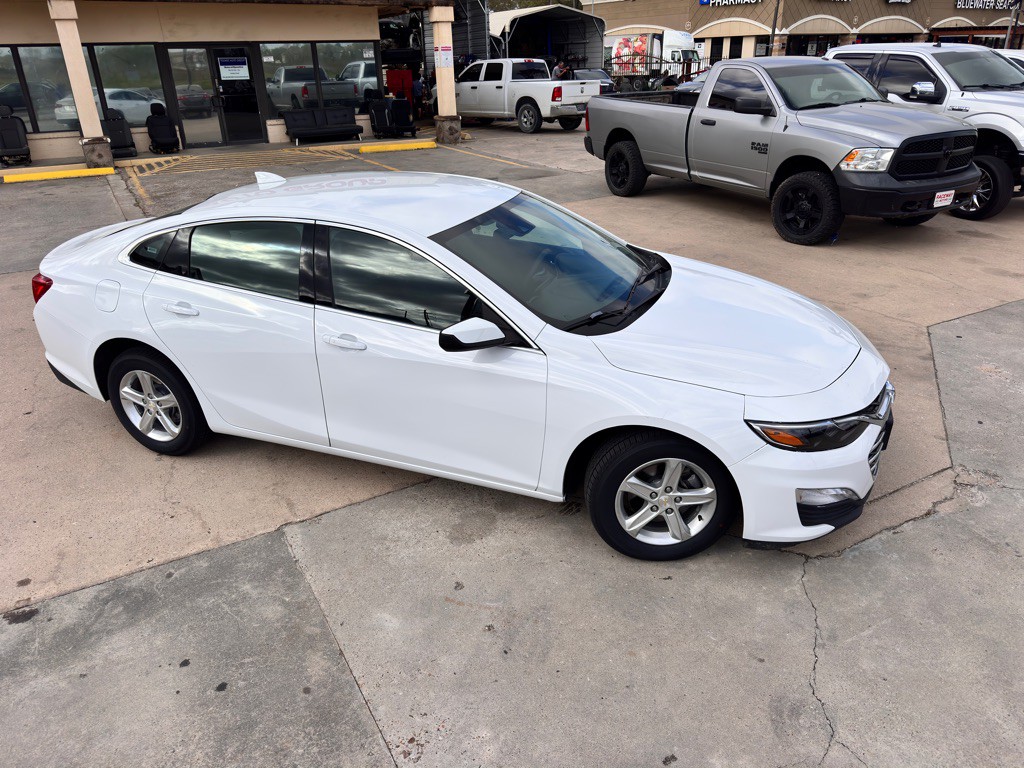2024 Chevrolet Malibu Image 3
