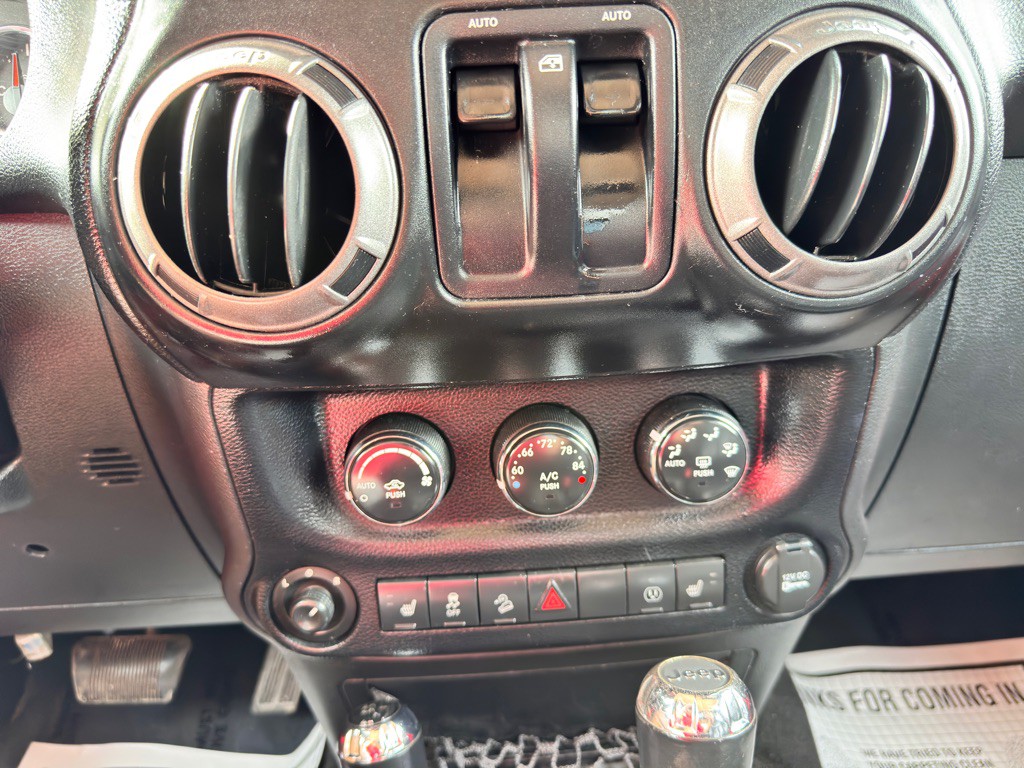 2013 Jeep Wrangler Image 19