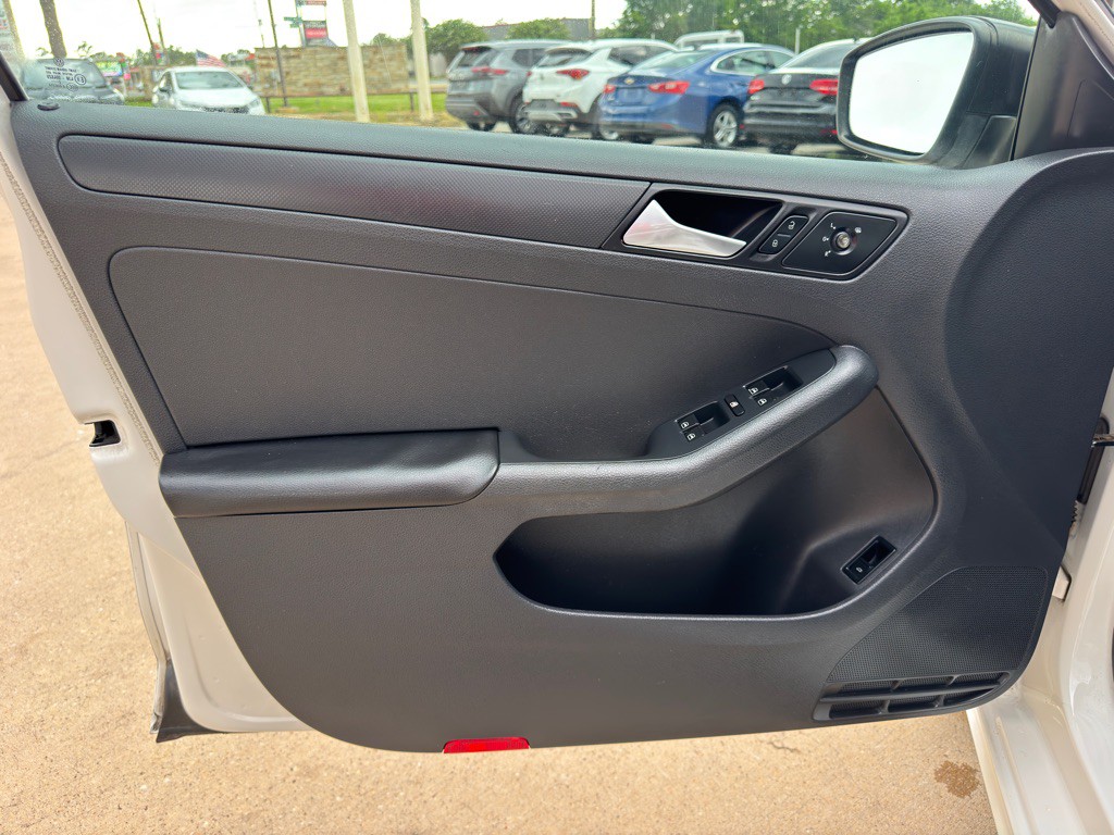 2013 Volkswagen Jetta Image 24