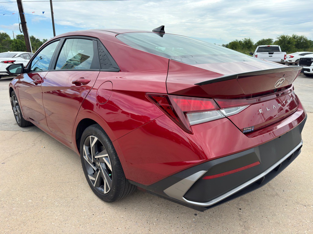 2025 Hyundai Elantra Image 7