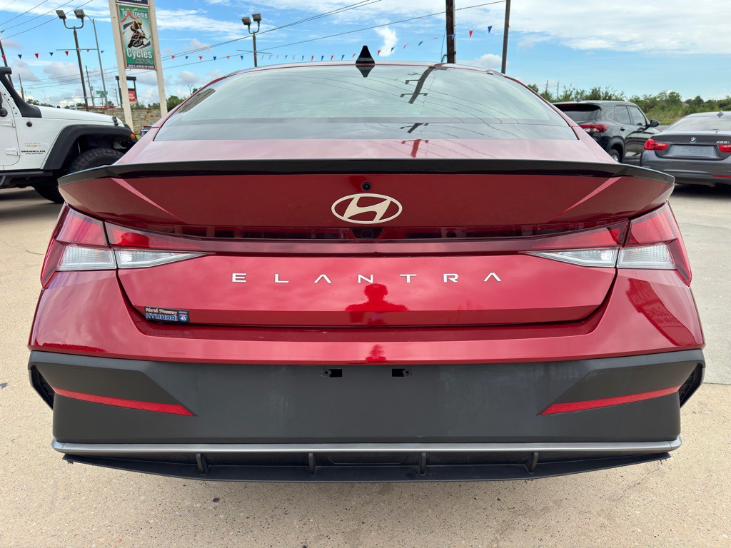 2025 Hyundai Elantra Image 8