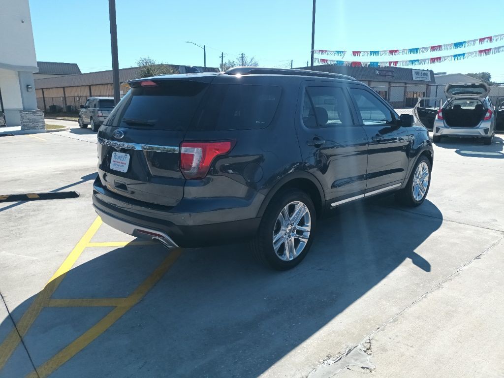 2017 Ford Explorer Image 1