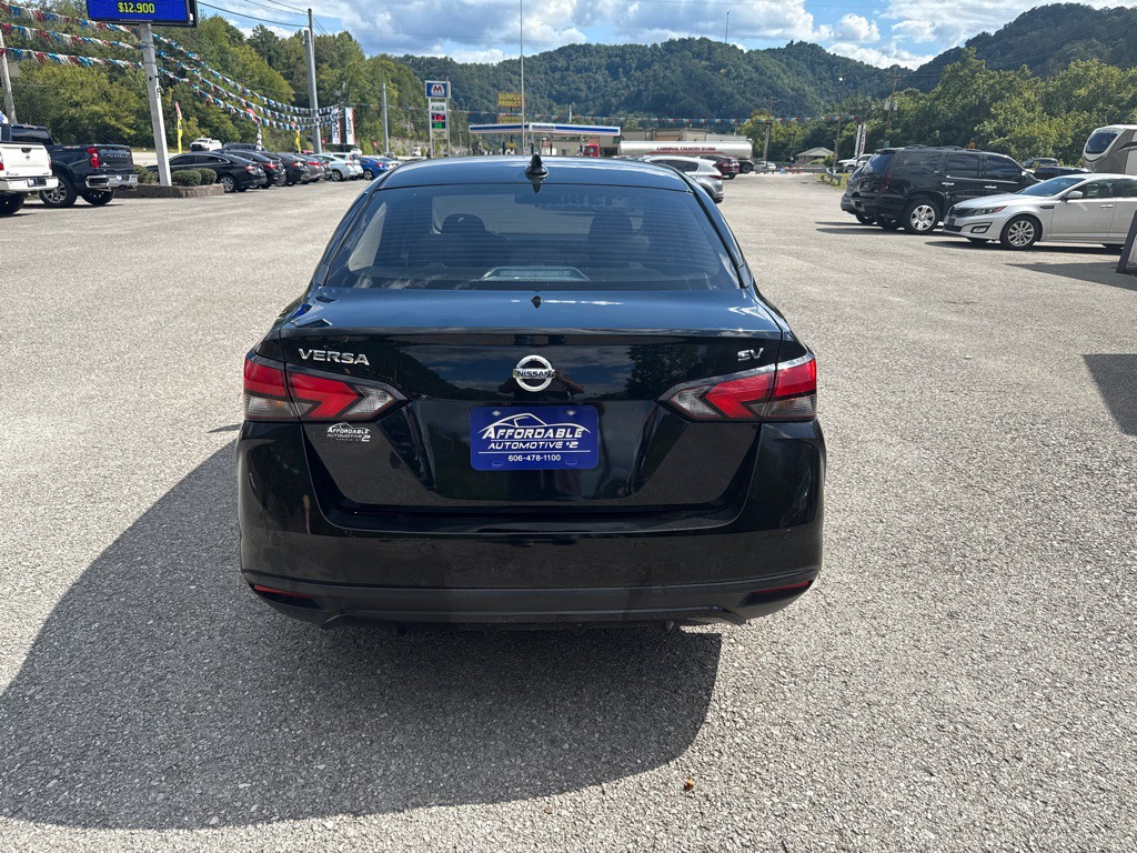 2021 Nissan Versa Image 9