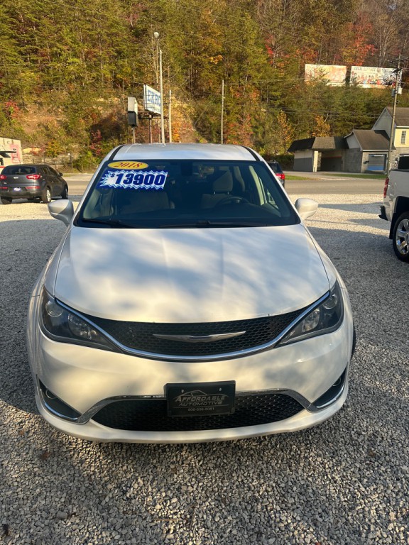 2018 Chrysler Pacifica Image 2