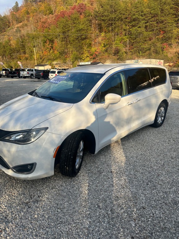 2018 Chrysler Pacifica Image 3