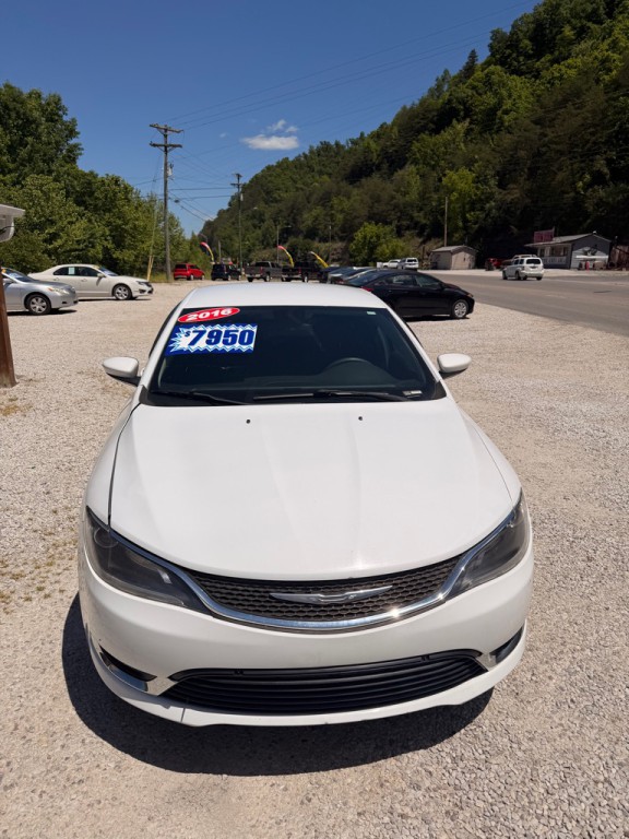 2016 Chrysler 200 Image 2