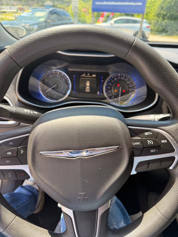 2016 Chrysler 200 Image 4