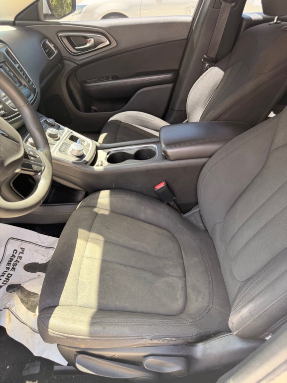 2016 Chrysler 200 Image 5