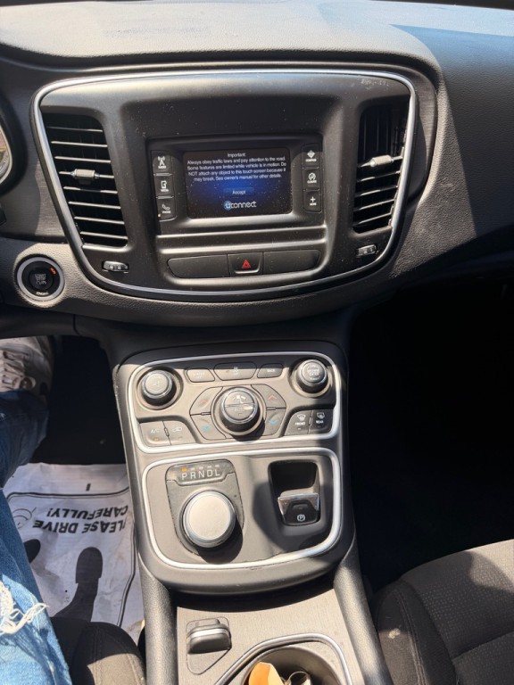 2016 Chrysler 200 Image 6