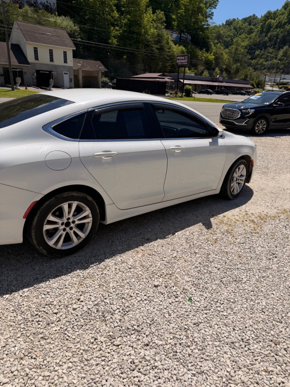 2016 Chrysler 200 Image 9